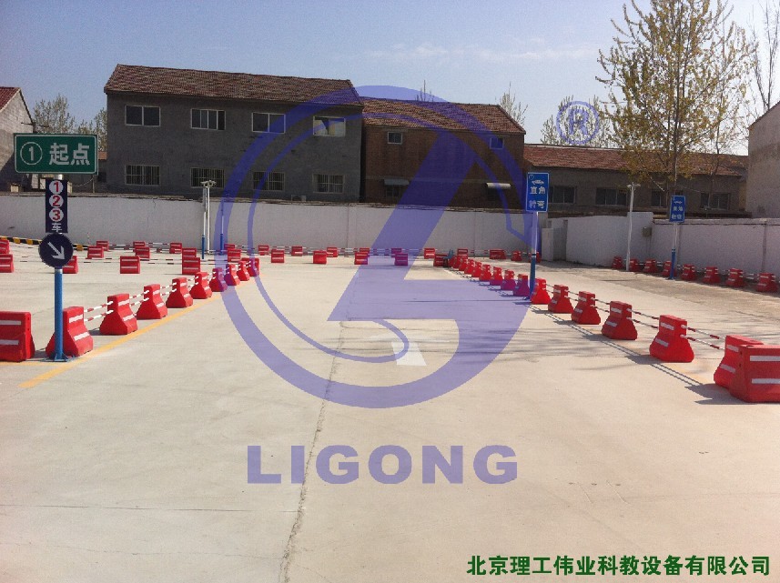 科目二場(chǎng)地考試，直角轉(zhuǎn)彎