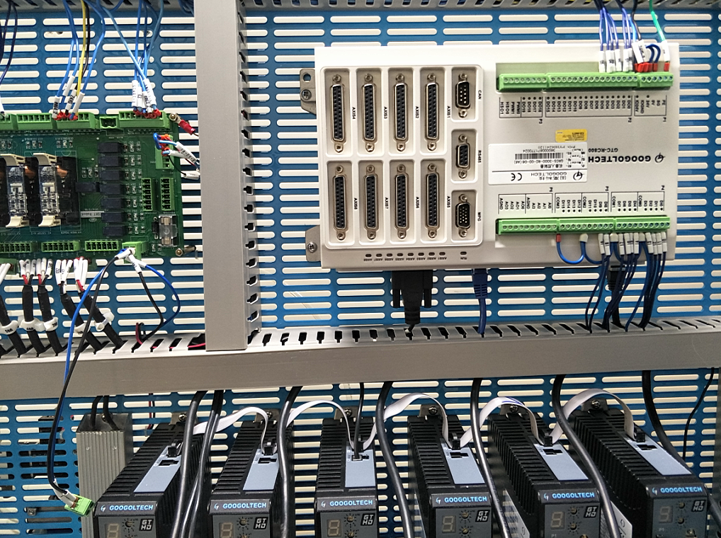 工業(yè)機(jī)器人控制器與驅(qū)動器軸信號線路的安裝