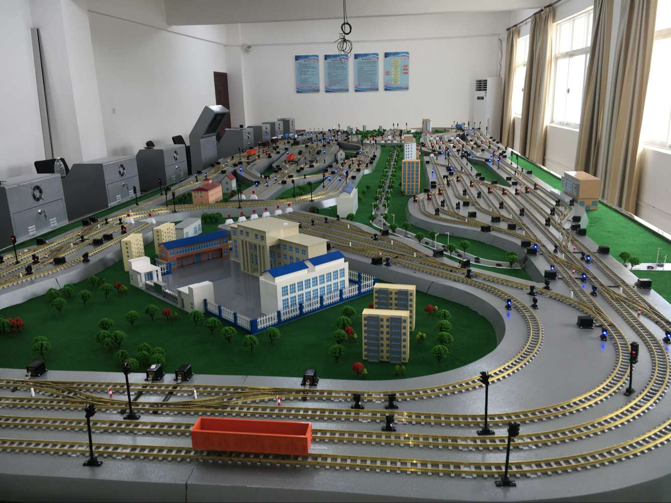 高鐵沙盤(pán)實(shí)訓(xùn)設(shè)備