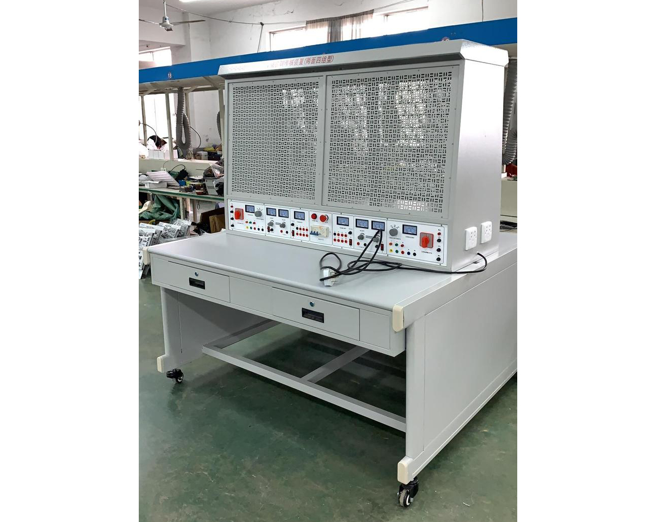 4工位網(wǎng)孔型電工實(shí)訓(xùn)臺(tái)